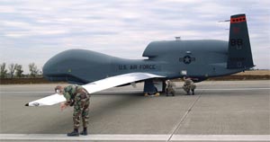 Беспилотный разведчик Global Hawk способен к межконтинентальным перелетам и 30-часовому барражированию на высоте до 22 тыс. м. Стоимость одного аппарата составляет 57 млн. долл.