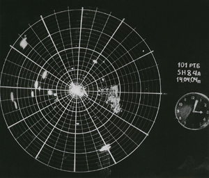Так выглядит ''первичная'' радиолокационная информация. На снимке - экран индикатора оператора РЛС 5Н84А. Фотоархив ВКО